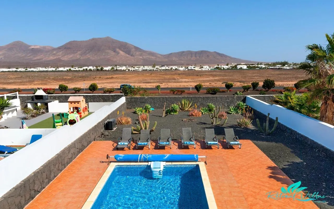 3-Bed Villa Close To Town Casa Minstrel Playa Blanca